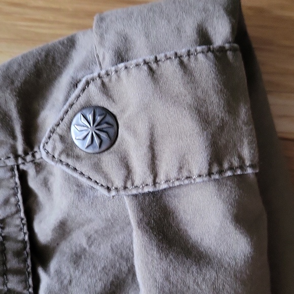 Athleta Coastal Cargo Convertible Hiking Shorts - Khaki/Green - Size 4 - Picture 4 of 7